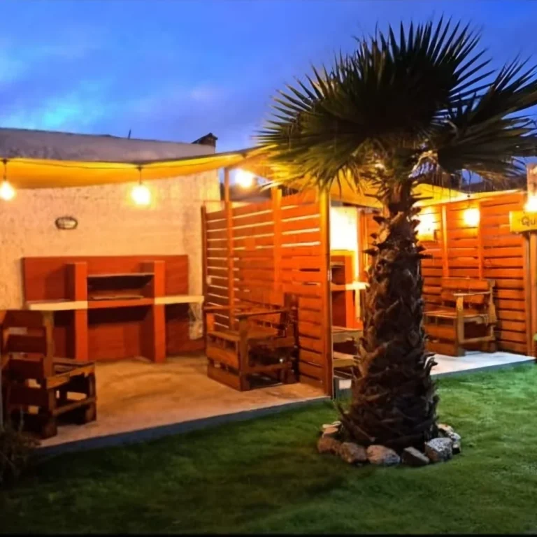 Quincho iluminado de noche – Spaciomar, cabañas en El Tabo