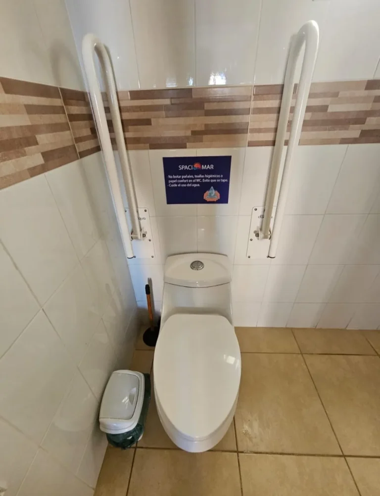 Baño con barras de apoyo en la cabaña 2 con acceso universal, para 6 personas – Spaciomar, cabañas en El Tabo
