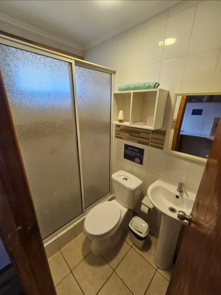 Baño privado con shower, cabaña 4 para 2 personas – Spaciomar, cabañas en El Tabo