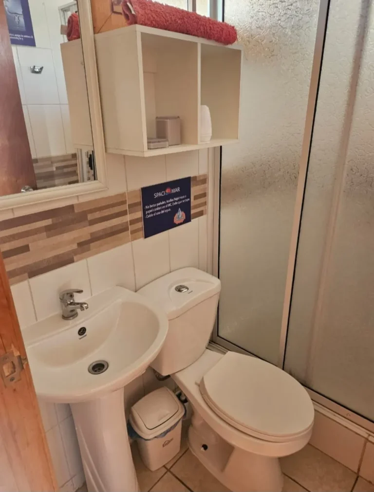 Baño privado con shower, cabaña 5 para 4 personas – Spaciomar, cabañas en El Tabo