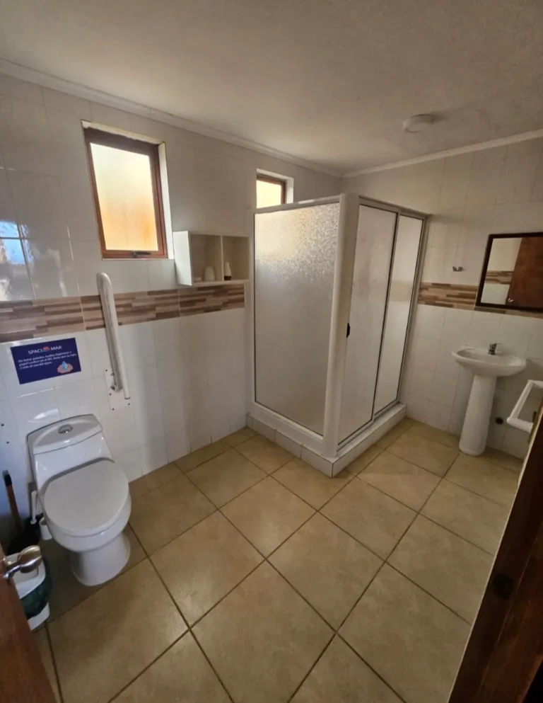 Baño privado con shower, cabaña 2 para 6 personas – Spaciomar, cabañas en El Tabo