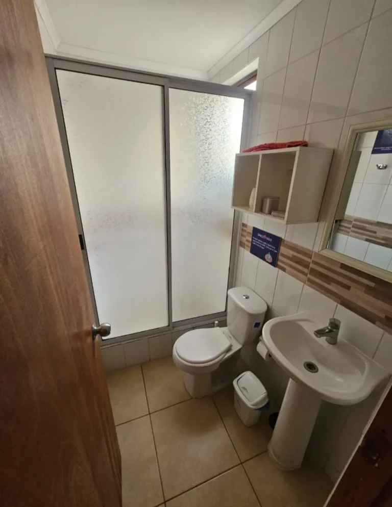 Baño privado con shower, cabaña 1 para 6 personas – Spaciomar, cabañas en El Tabo