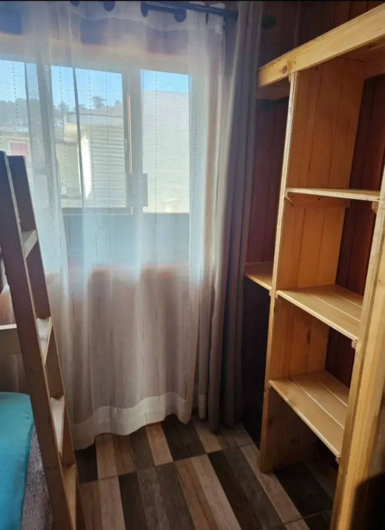 Clóset del dormitorio, cabaña 5 para 4 personas – Spaciomar, cabañas en El Tabo