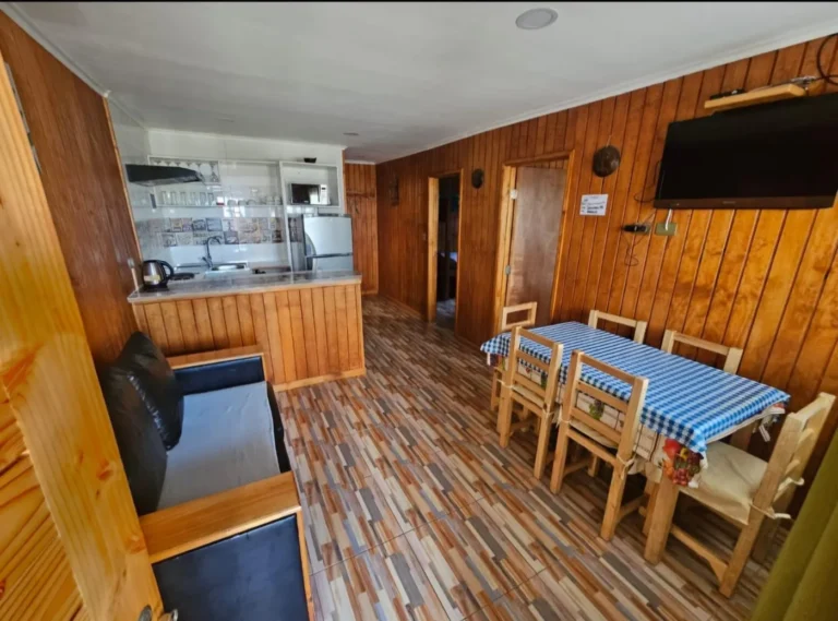 Cocina equipada y comedor, cabaña 1 para 6 personas – Spaciomar, cabañas en El Tabo