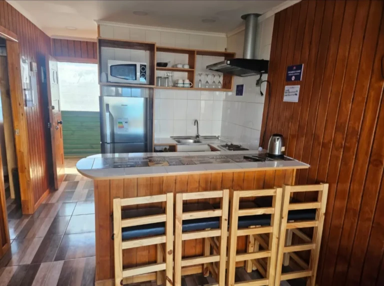 Cocina con barra, cabaña 5 para 4 personas – Spaciomar, cabañas en El Tabo
