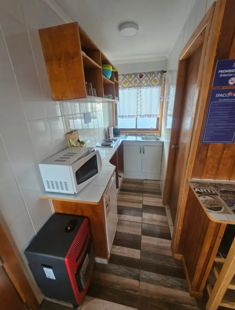 Cocina con microondas y estufa, cabaña 4 para 2 personas – Spaciomar, cabañas en El Tabo