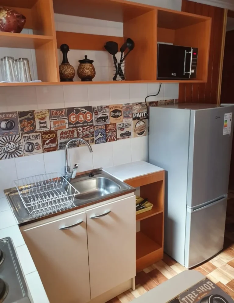 Cocina equipada con refrigerador y microondas, cabaña 3 para 4 personas – Spaciomar, cabañas en El Tabo