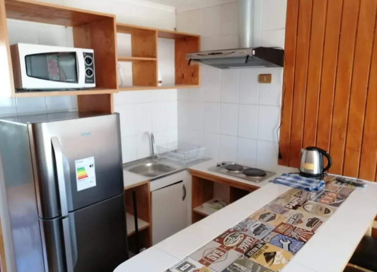 Cocina equipada con refrigerador y microondas, cabaña 5 para 4 personas – Spaciomar, cabañas en El Tabo