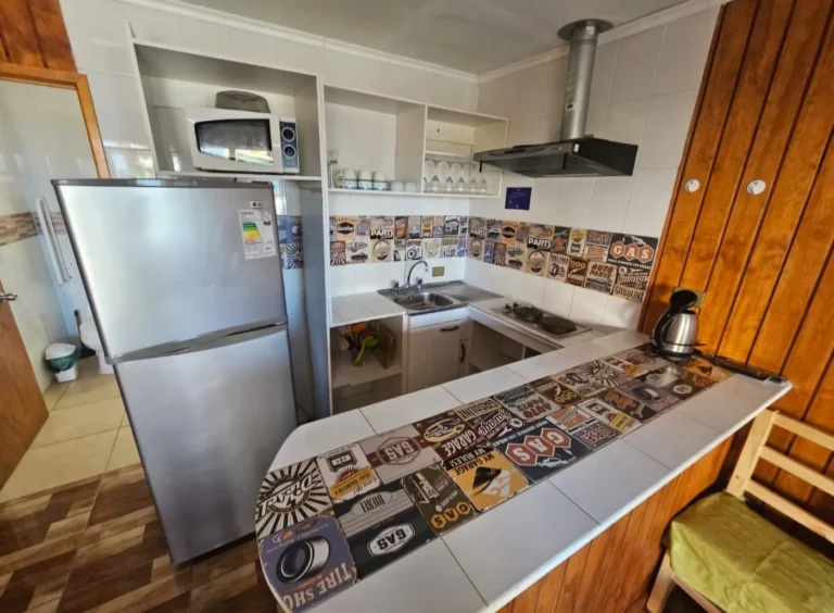 Cocina equipada con refrigerador y microondas, cabaña 2 para 6 personas – Spaciomar, cabañas en El Tabo