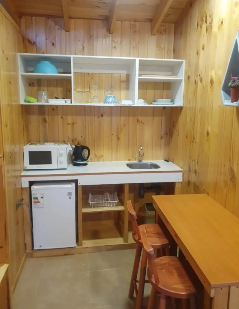 Cocina equipada con microondas y refrigerador, cabaña 7 para 2 personas – Spaciomar, cabañas en El Tabo