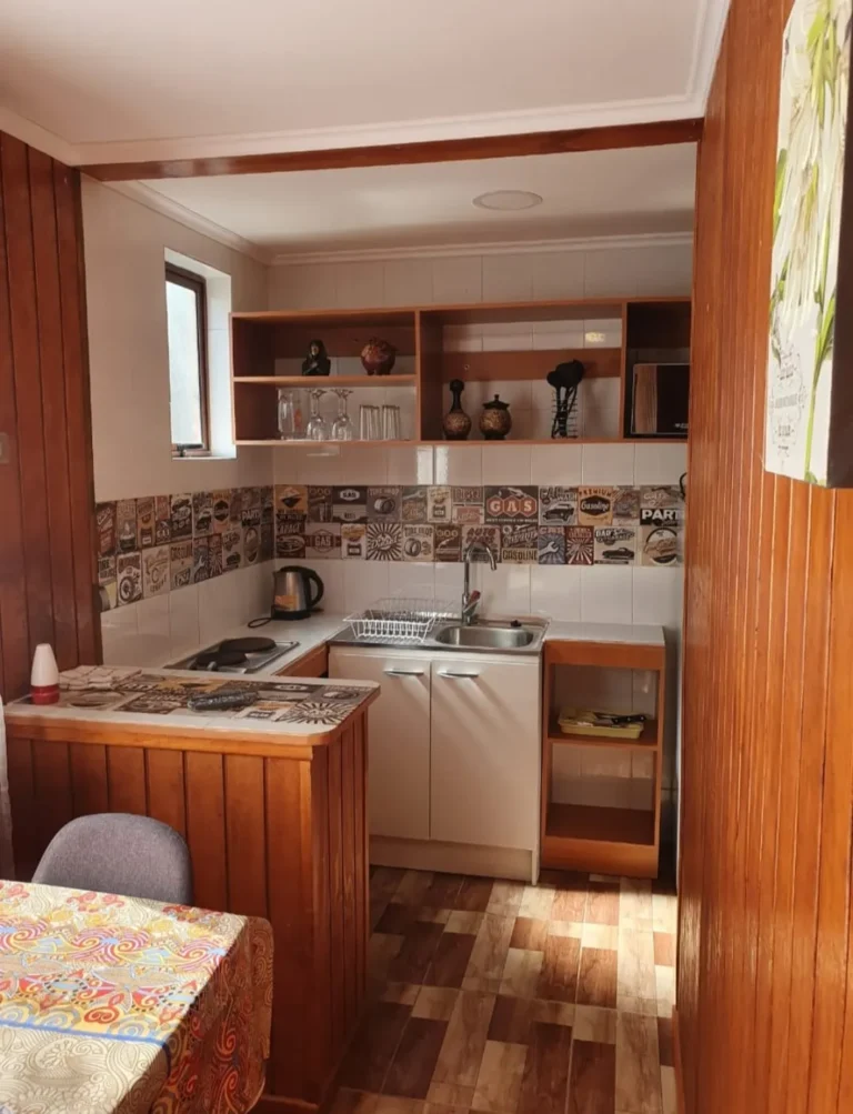Vista de la cocina y el comedor, cabaña 3 para 4 personas – Spaciomar, cabañas en El Tabo