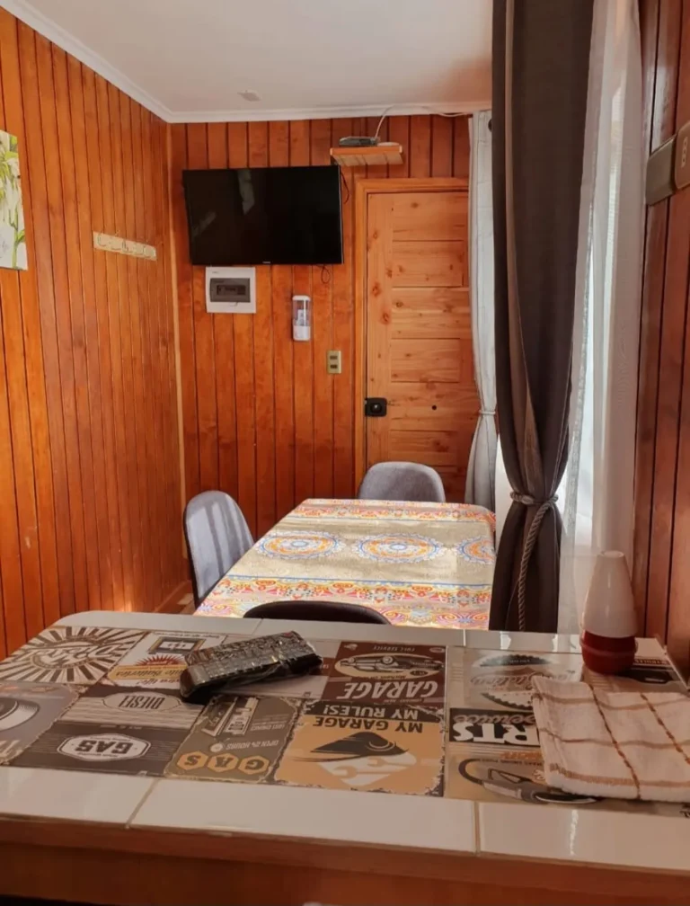 Comedor con TV, cabaña 3 para 4 personas – Spaciomar, cabañas en El Tabo