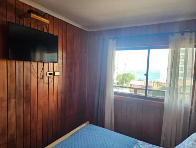 Dormitorio con TV y vista al mar, cabaña 5 para 4 personas – Spaciomar, cabañas en El Tabo