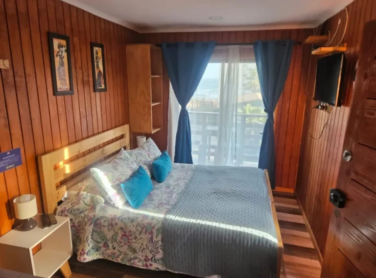 Dormitorio matrimonial con salida al balcón, cabaña 4 para 2 personas – Spaciomar, cabañas en El Tabo