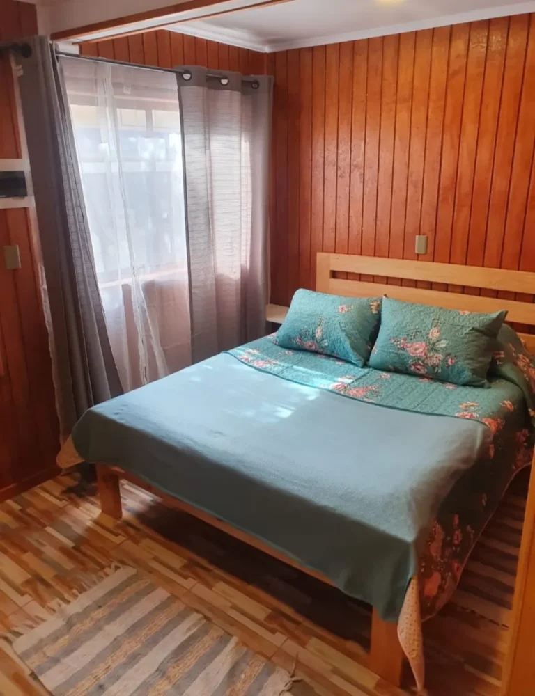 Dormitorio con cama matrimonial, cabaña 3 para 4 personas – Spaciomar, cabañas en El Tabo