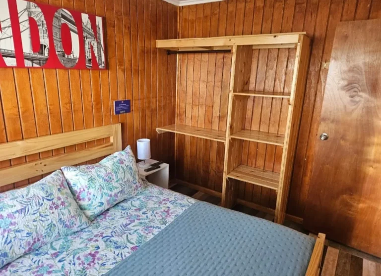 Dormitorio con cama matrimonial, cabaña 5 para 4 personas – Spaciomar, cabañas en El Tabo