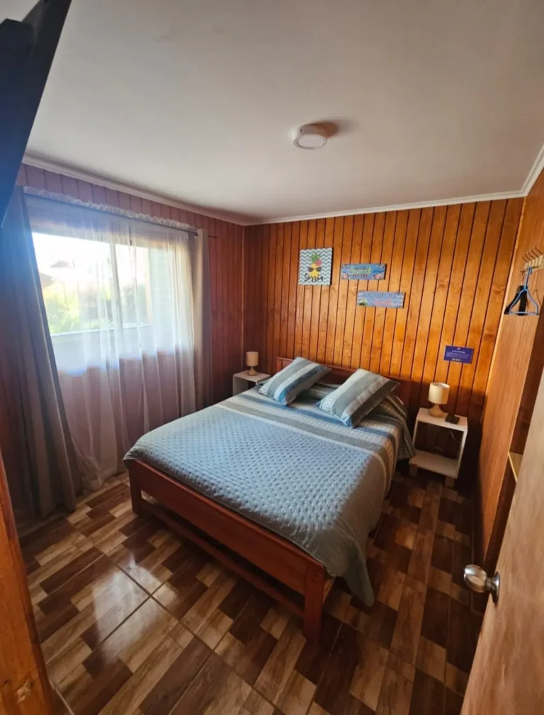 Dormitorio con cama matrimonial, cabaña 2 para 6 personas – Spaciomar, cabañas en El Tabo