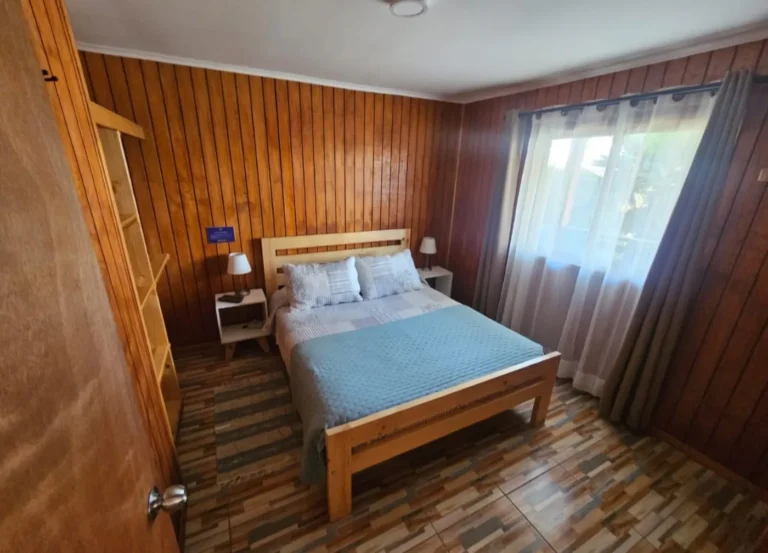 Dormitorio con cama matrimonial, cabaña 1 para 6 personas – Spaciomar, cabañas en El Tabo