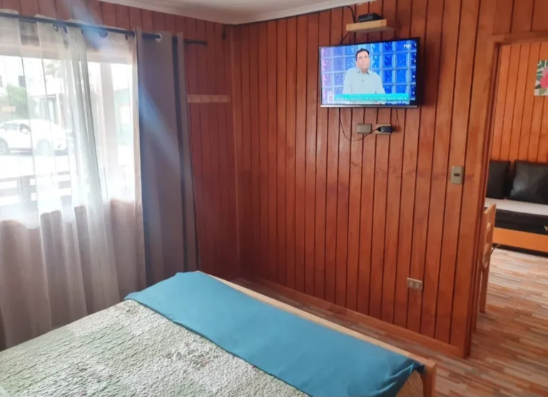 Dormitorio matrimonial con Smart TV, cabaña 1 para 6 personas – Spaciomar, cabañas en El Tabo
