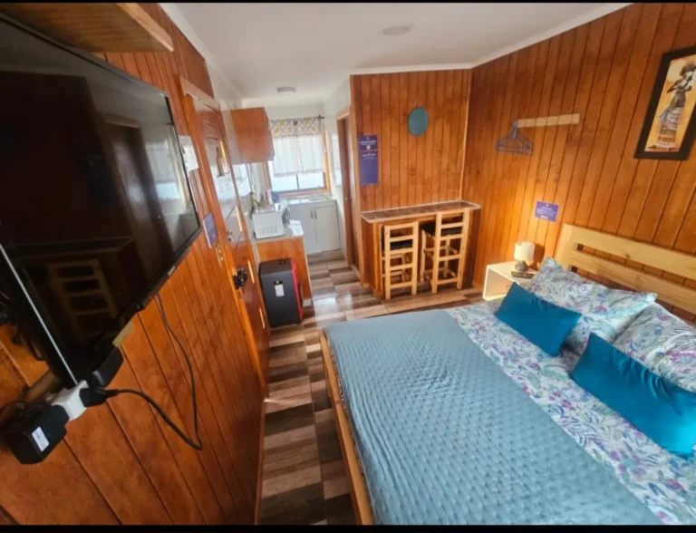 Dormitorio con cama matrimonial y TV, cabaña 4 para 2 personas – Spaciomar, cabañas en El Tabo