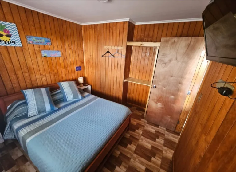 Dormitorio matrimonial con TV, cabaña 2 para 6 personas – Spaciomar, cabañas en El Tabo