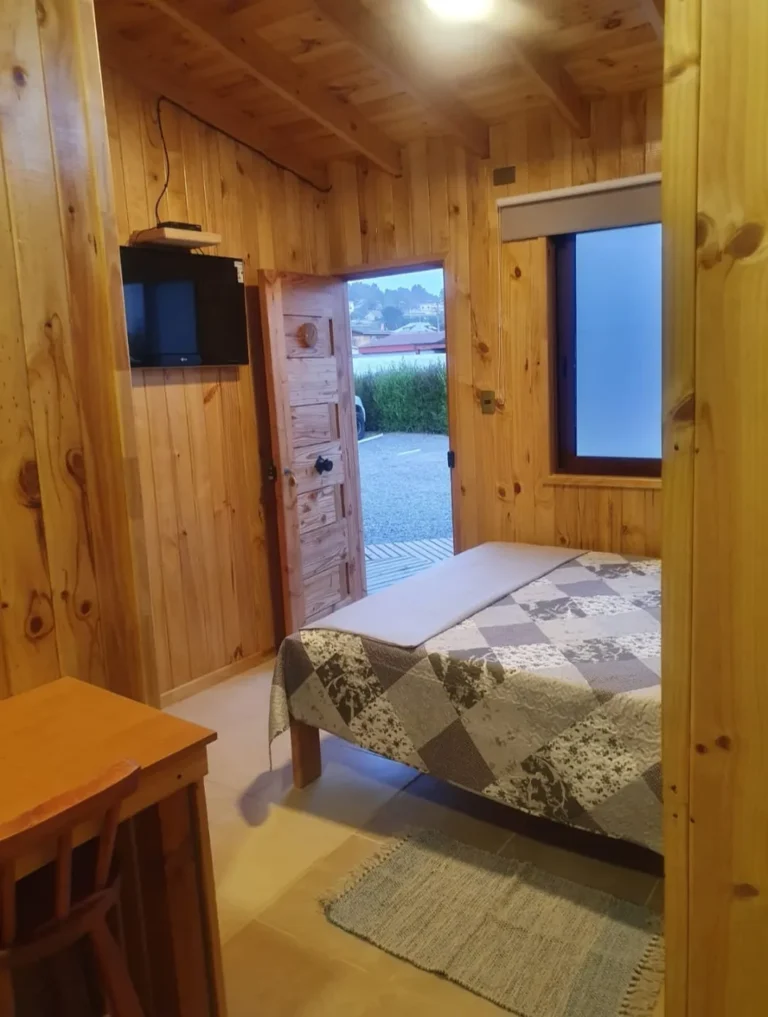 Dormitorio con cama matrimonial y TV, cabaña 7 para 2 personas – Spaciomar, cabañas en El Tabo