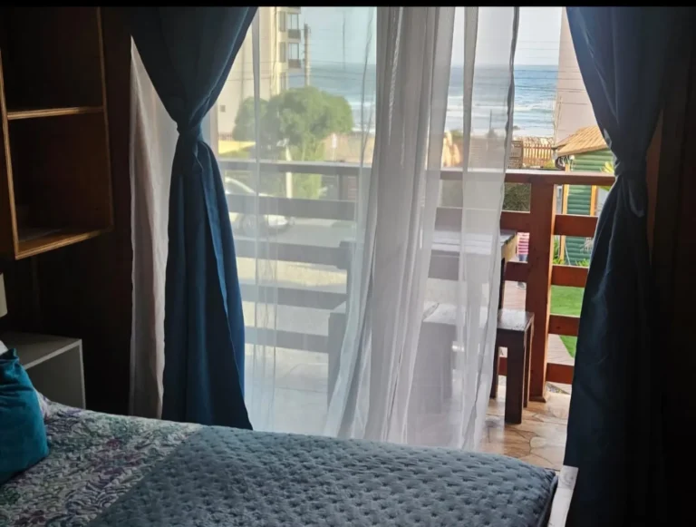 Vista al mar desde el dormitorio, cabaña 4 para 2 personas – Spaciomar, cabañas en El Tabo