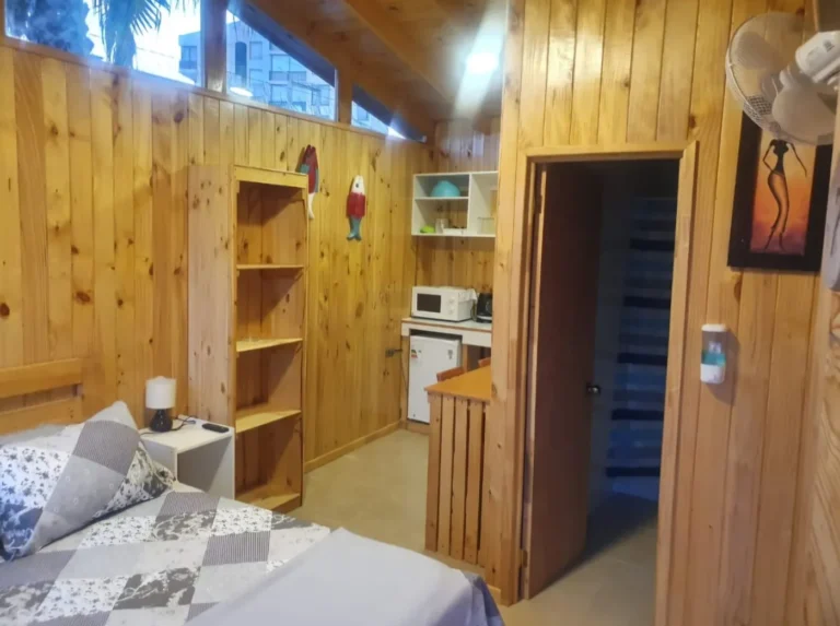 Dormitorio y cocina, cabaña 7 para 2 personas – Spaciomar, cabañas en El Tabo